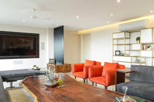 Modern living room designed by Zenvia Studio in Gurgaon